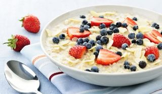 Каша овсяная с фруктами и миндальными слайсами