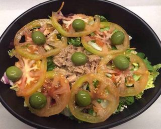 Insalata mista, pomodori, olive e tonno
