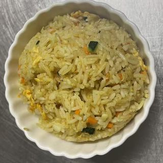 021. Riso saltato con verdure miste, uova e curry