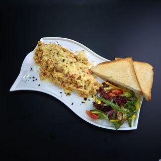 Скрембл с овощами и сыром моцарелла