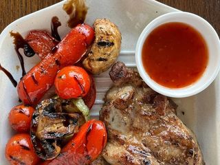 Стейк свинний з грильованими овочами (380g)