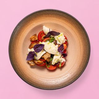 Салата с моцарела