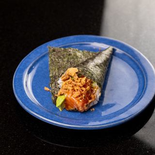 35S. Salmón Con Aguacate Y Cebolla Frita (1 Ud.)