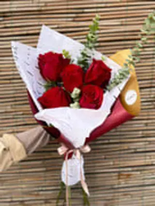 Buchet cu flori rosii