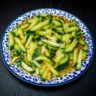 Salată iute de castraveți