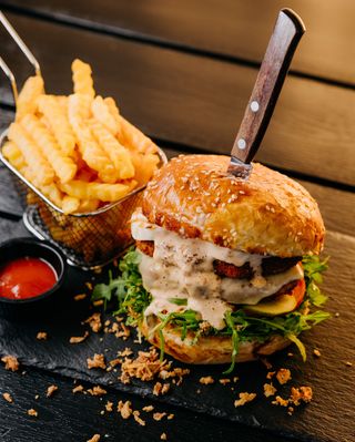 Coco Queen burger + pomfrit