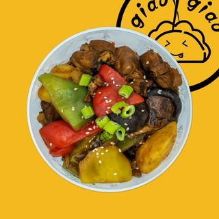 Pollo brasato con salsa, peperoni e funghi