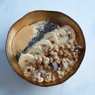 Yogurt Bowl, banana, semi chia, granola, burro arachidi