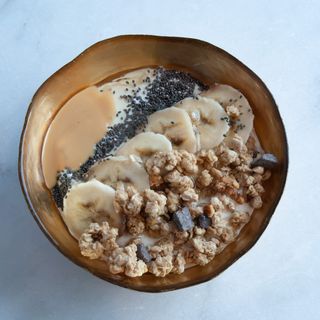 Yogurt Bowl, banana, semi chia, granola, burro arachidi