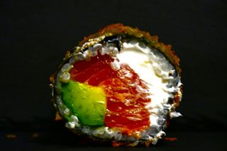 Futomaki surowy łosoś, serek, awokado, całość w panko. 6 szt.