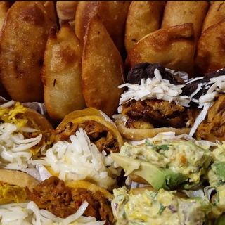 Tequeños, Mini Arepitas Y Mini Empanaditas (30 Uds.)