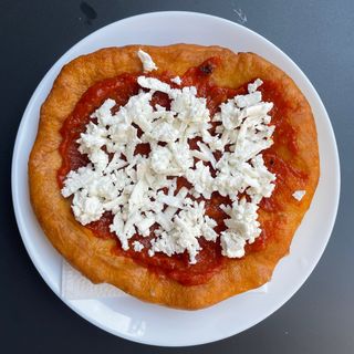 Мекица с лютеница и сирене