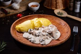 Piept de pui cu smântână și ciuperci servit cu mămăliguță