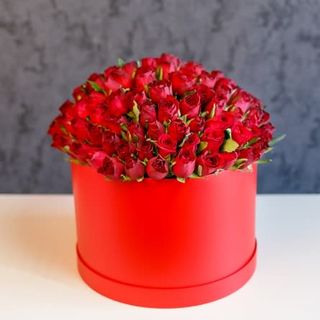 Cutie cu 101 trandafiri roșii
