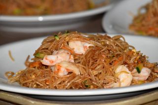 208. Spaghetti di riso con gamberi e verdure