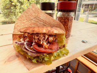 Сандвич  Жараена телешка плескавица XXL+ (550 гр.)