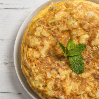Tortilla De Patatas Con Rabas Y Alioli para 4-5 personas