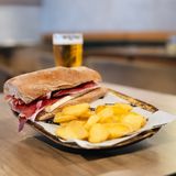 Bocadillo de paletilla con queso brie