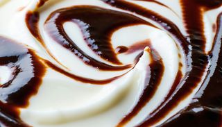 Цедено кисело мляко с шоколад