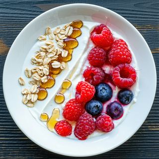 Iaurt grecesc cu ovăz, miere și fructe de pădure