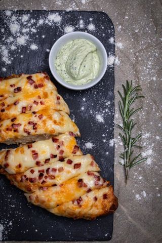 Pão de Alho com Queijo e Bacon