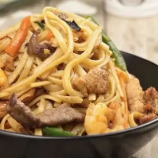 41-Tallarines Frito Con Tres Delicias