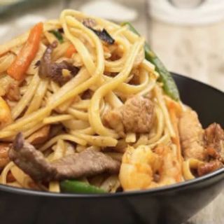 41-Tallarines Frito Con Tres Delicias