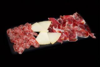 Surtido de jamón bellota, queso manchego y fuet