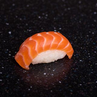 Суші з лососем