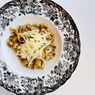 Fetuccini con funghi tartufato con virutas de parmesano
