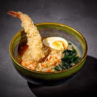 48. Ramen con gamberi tempura