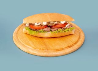 Salsiccia, funghi, pomodoro, insalata, maionese e ketchup