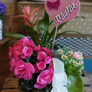 Centro de Mimbre con Pin Mamá