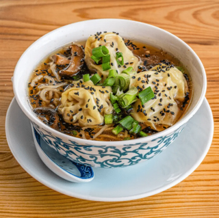 Won Ton z pierożkami i makaronem 450ml