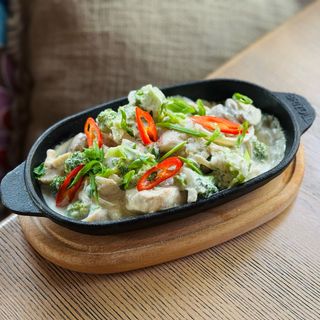 Пательня з курячим філе у вершковому соусі