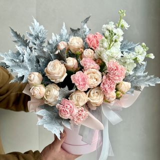 Коробочка квітів з трояндою та діантусом