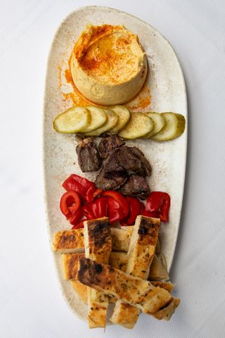 Hummus cu frigaruie de berbecut