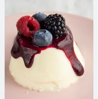 Panna cotta con frutti rossi