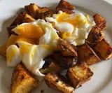 Bravas con huevos rotos