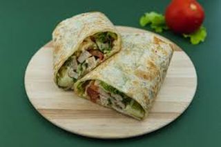 Piadina con cotoletta, mozzarella, insalata, pomodoro e maionese