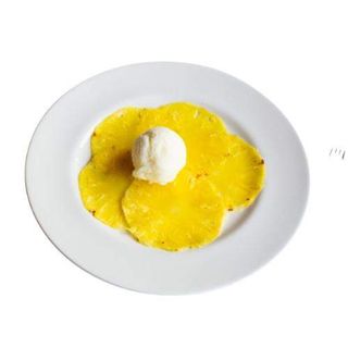 Carpaccio de piña con aroma de ron