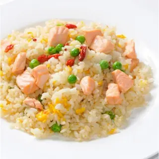 Riso saltado con salmone