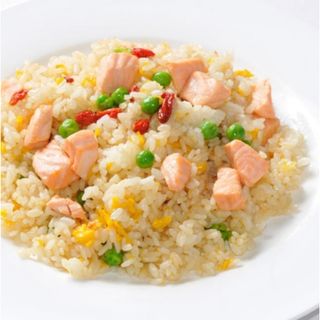 Riso saltado con salmone