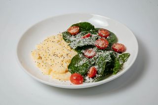 Скрэмбл со шпинатом