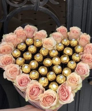 გულის ფორმის ვარდები შოკოლადთან ერთად 