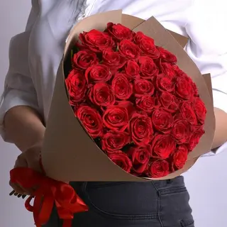 დიდი წითელი ვარდების თაიგული