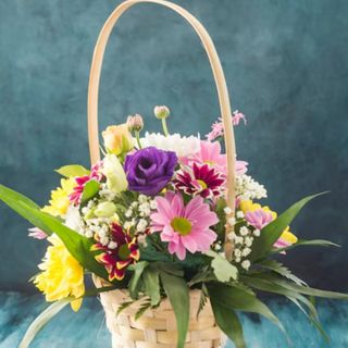 Canasta de flores variadas