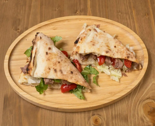 Mezzaluna POP con misticanza, tonno e datterini rossi