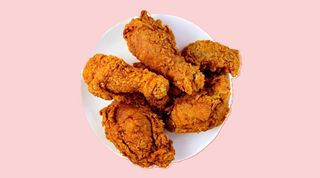 Alette di pollo con patate fritte