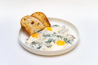 Шакшука под сливочно грибным соусом